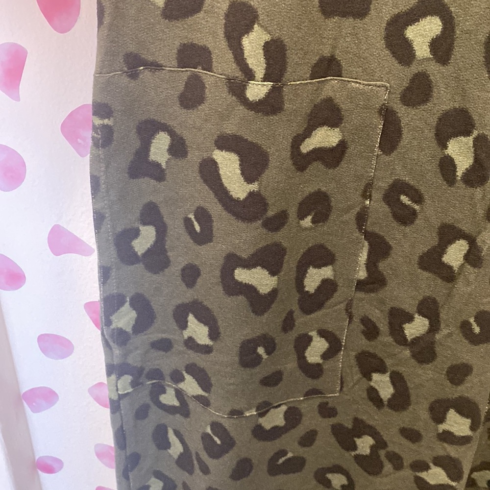 Green Leopard Print Women’s Sleeper Jumper with Pockets - Picture 5 of 5